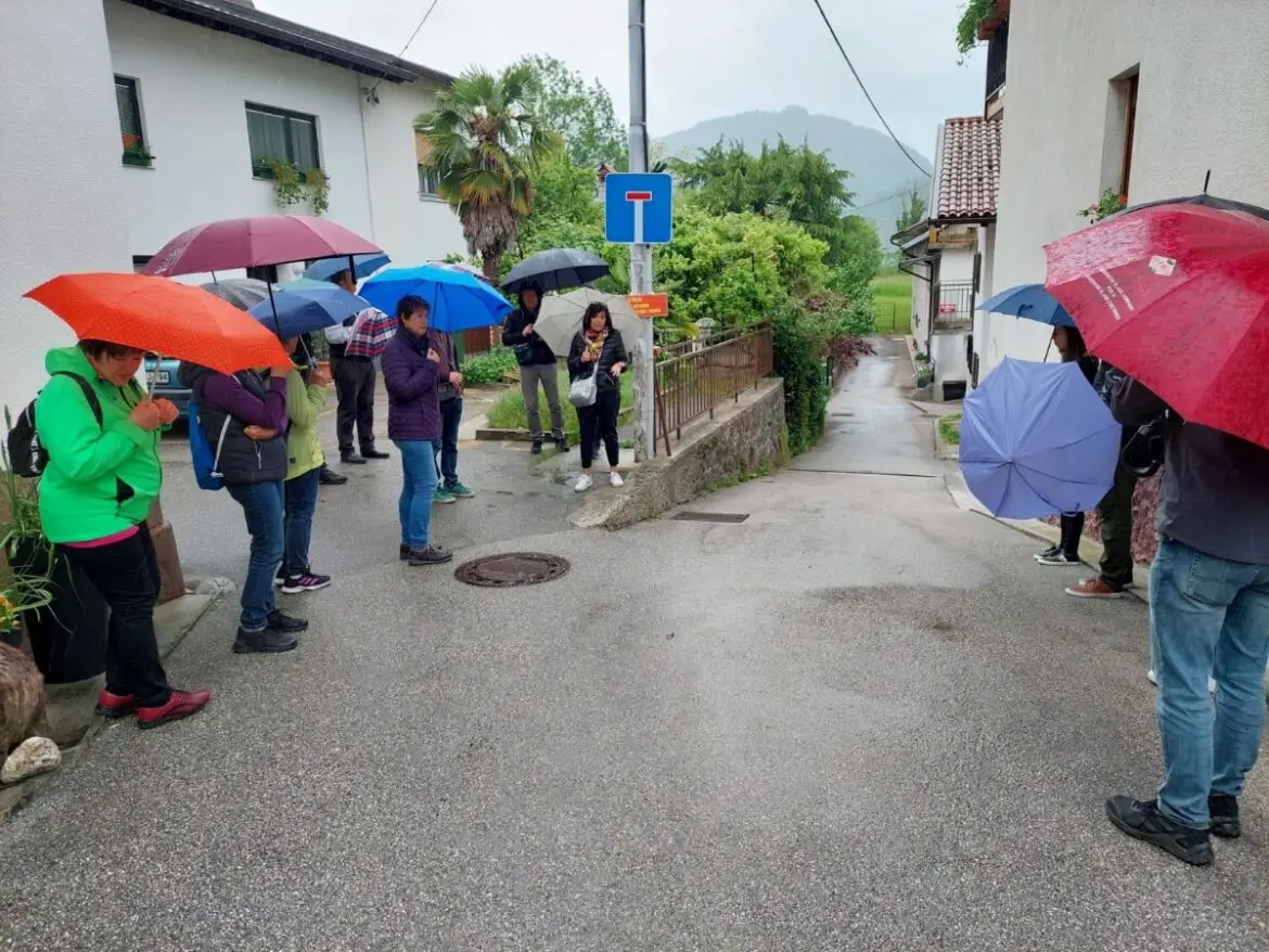 URBANI SPREHOD JANE'S WALK BO LETOS PELJAL PO POTEH PREDLOGOV UREDITVE CENTRA TOLMINA