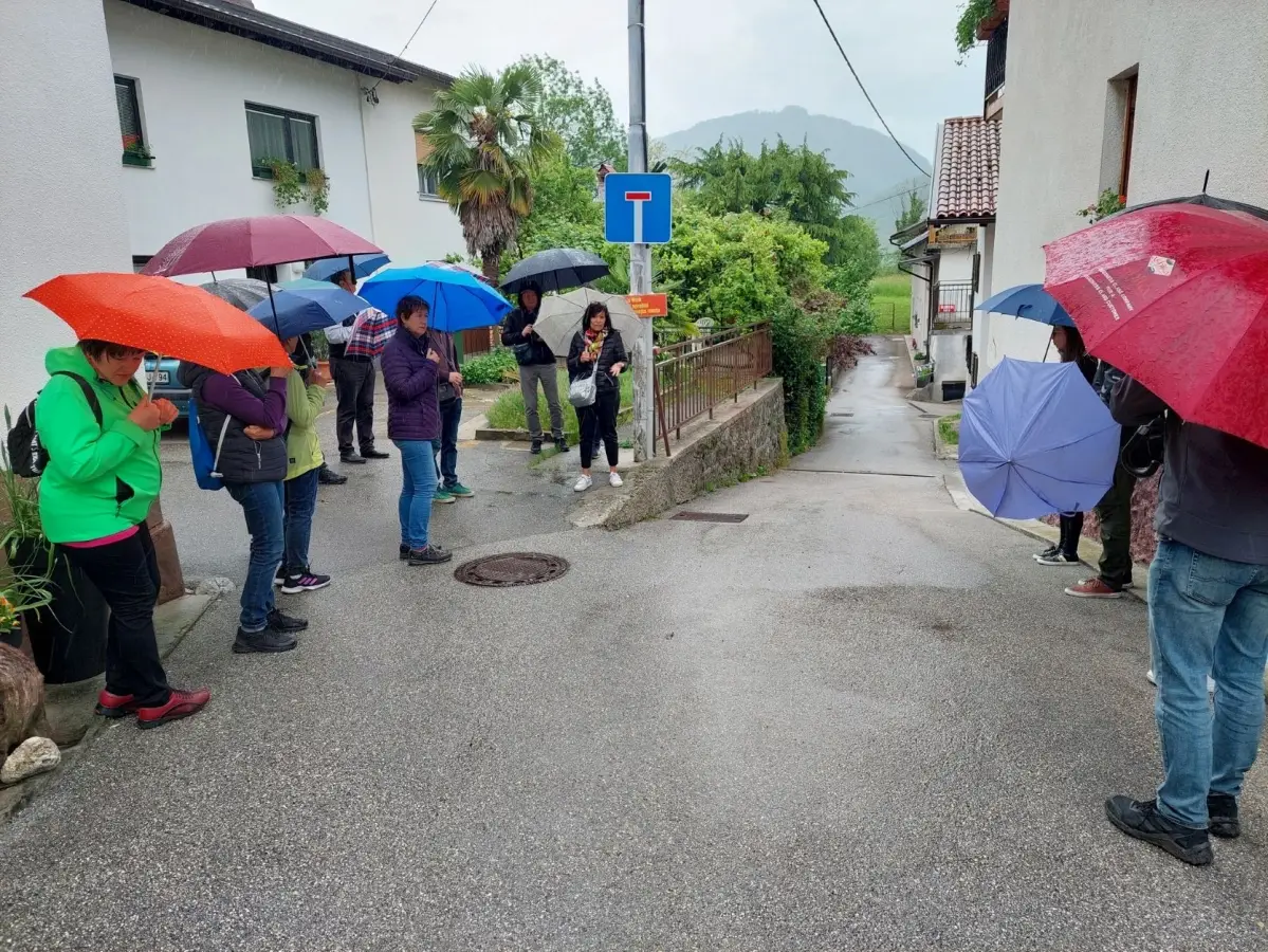 URBANI SPREHOD JANE'S WALK BO LETOS PELJAL PO POTEH PREDLOGOV UREDITVE CENTRA TOLMINA