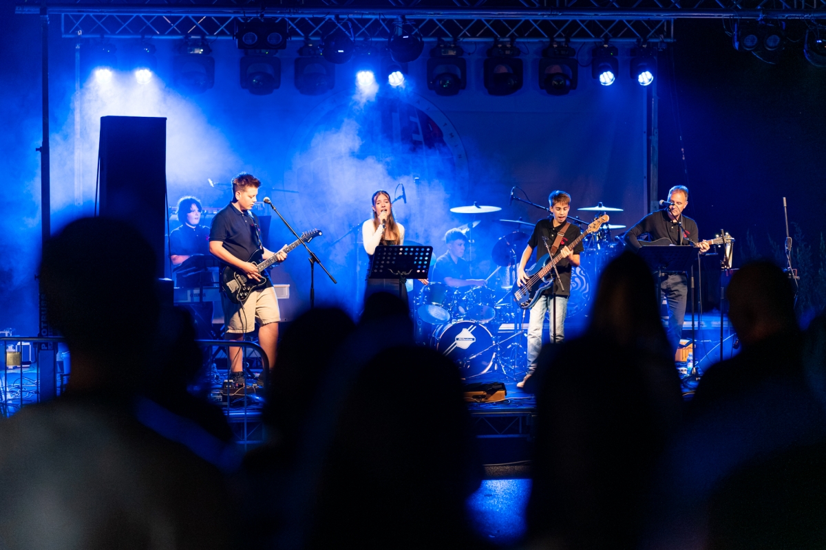 PRVA AVTORSKA SKLADBA MLADE POP/ROCK SKUPINE IZ KOBARIDA THE TIME KEEPERS