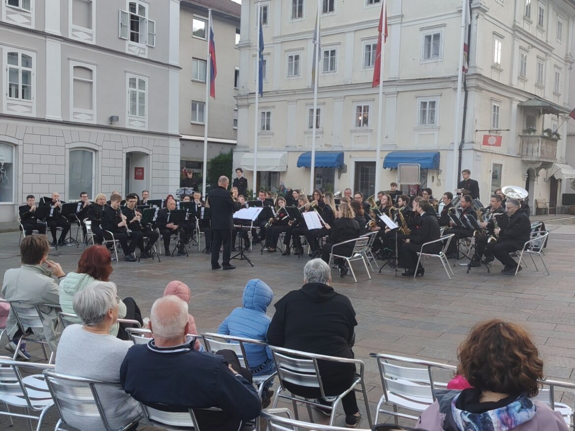 NA PREDVEČER 1. MAJA: GODBENIKI, KRESOVI, TABORNIKI IN ŠAJBLČKI