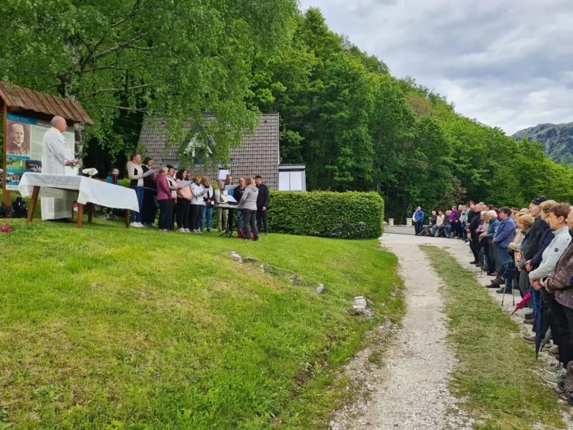 NAD ROBARJEVO DOMAČIJO TRADICIONALNO POČASTILI SPOMIN DUHOVNIKOV JANEZA IN ANDREJA VOLFA