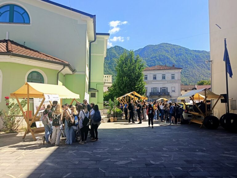 NA ULICI PRIHODNOSTI UČENCI SPOZNAVALI NAJBOLJ ISKANE POKLICE V POSOČJU