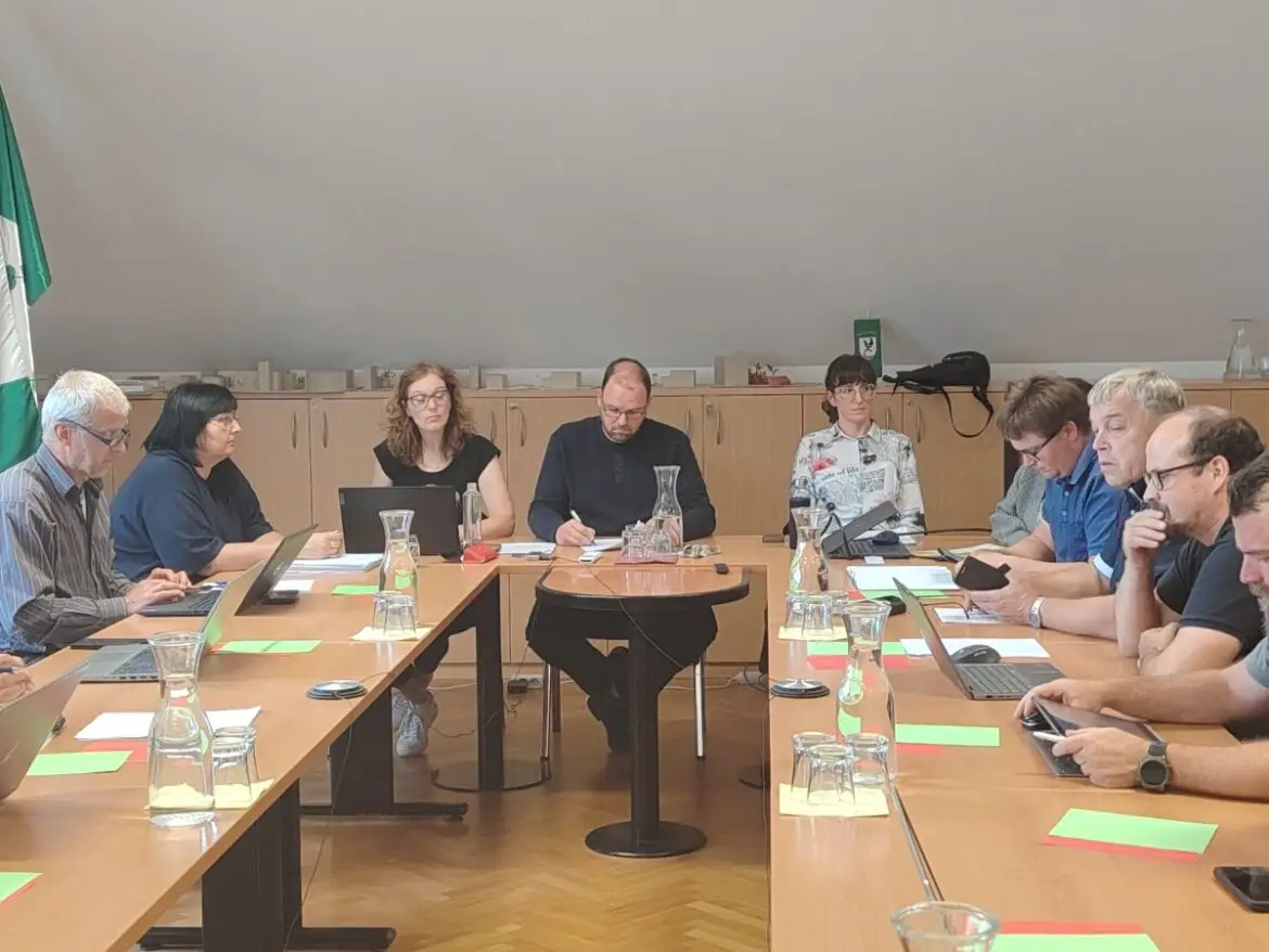 SEJA SVETA V CERKNEM PRVA Z NOVO DIREKTORICO IN O NOVIH CENAH