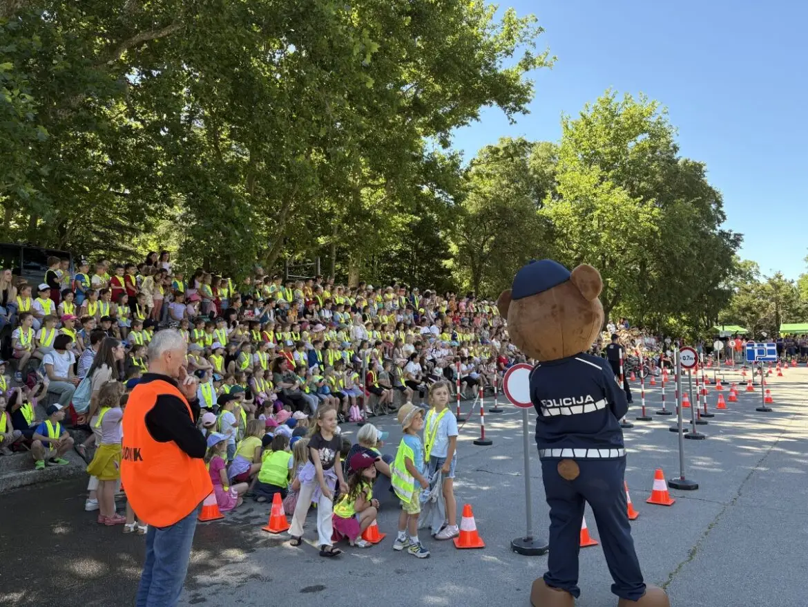 SKORAJ TISOČ OTROK V PALAH SKOZI IGRO SPOZNAVALO VARNOST IN REŠEVANJE