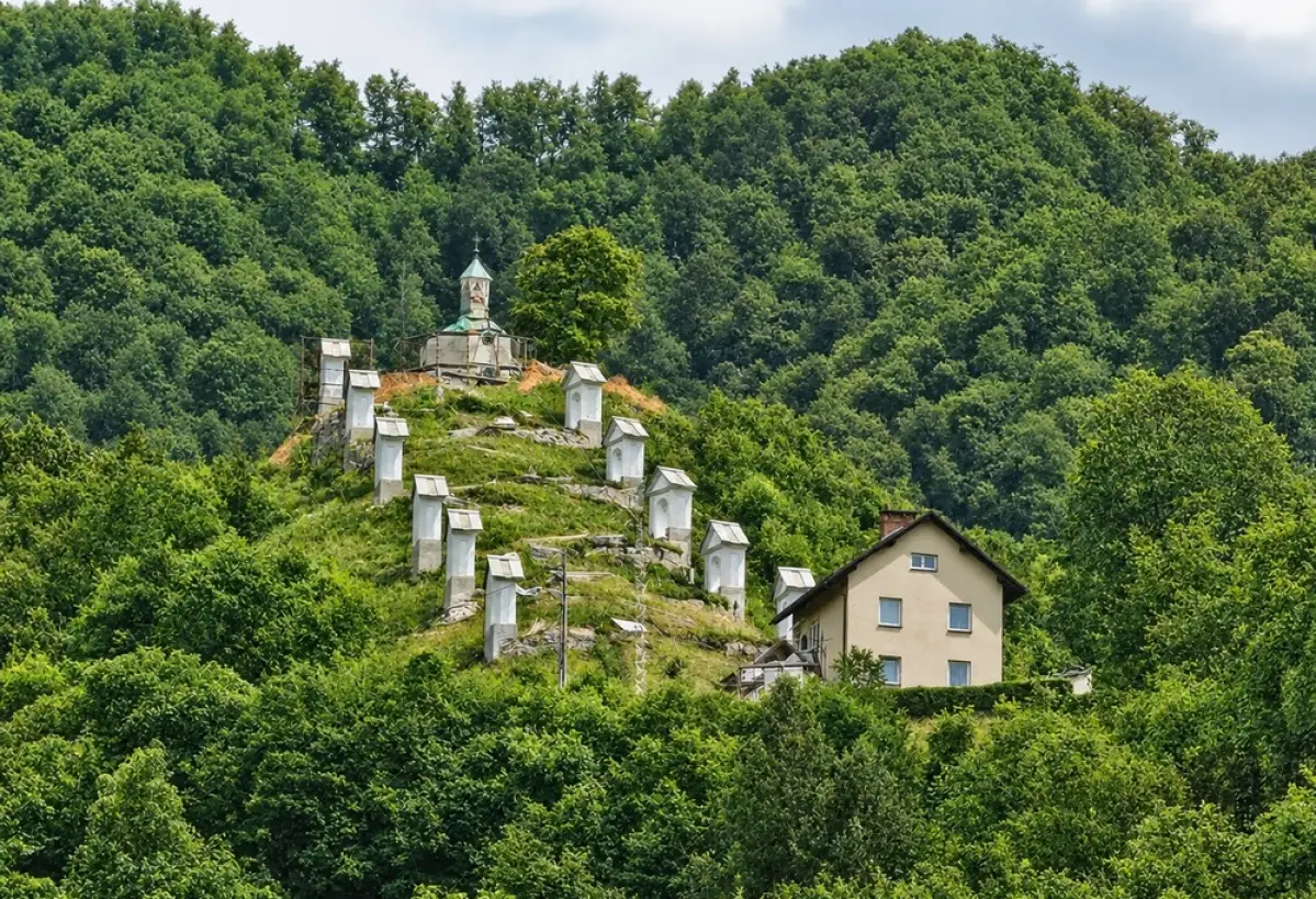 PRENOVLJENI KAPELICA JANEZA NEPOMUKA IN KALVARIJA