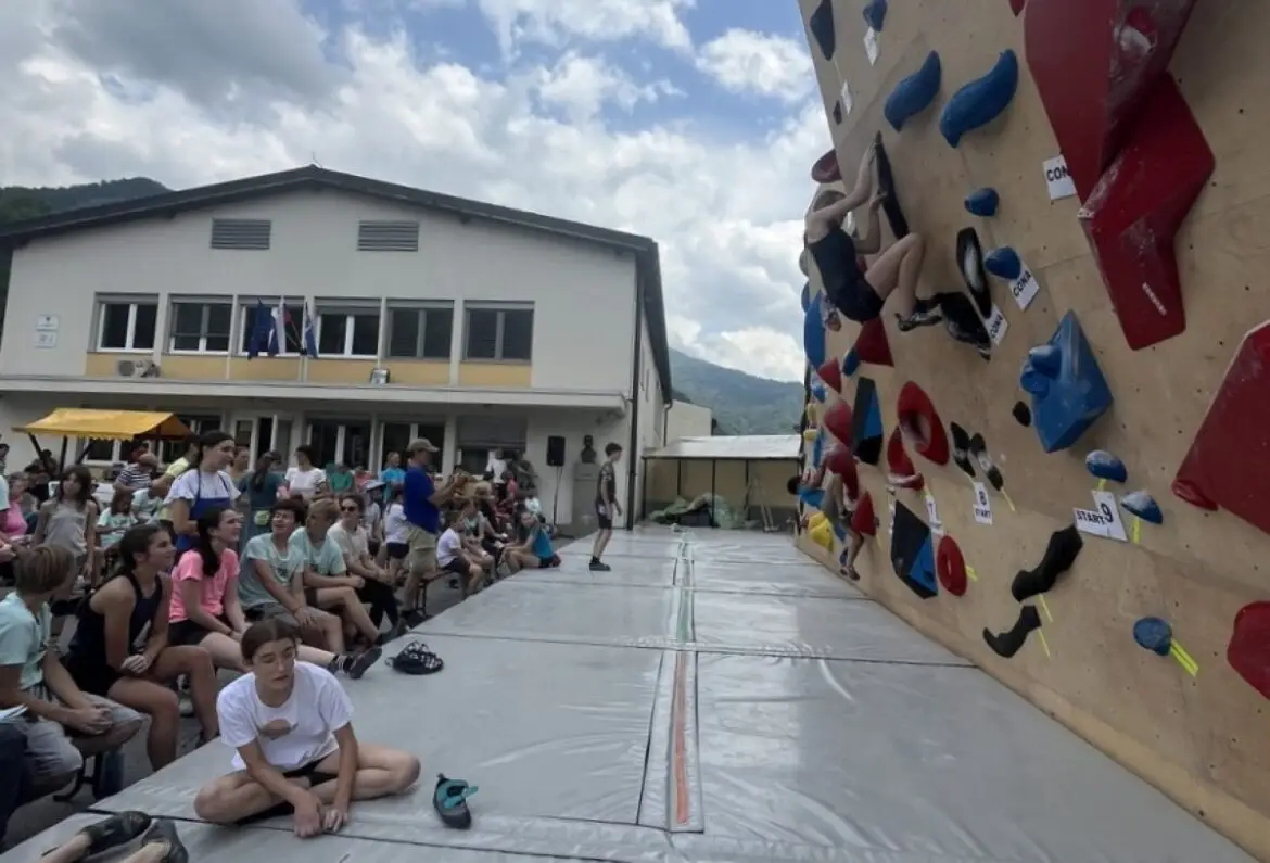 PLEZALNI SPEKTAKEL V KOBARIDU BO PONOVNO ZDRUŽIL ŠPORT IN ŠTRUKLJE
