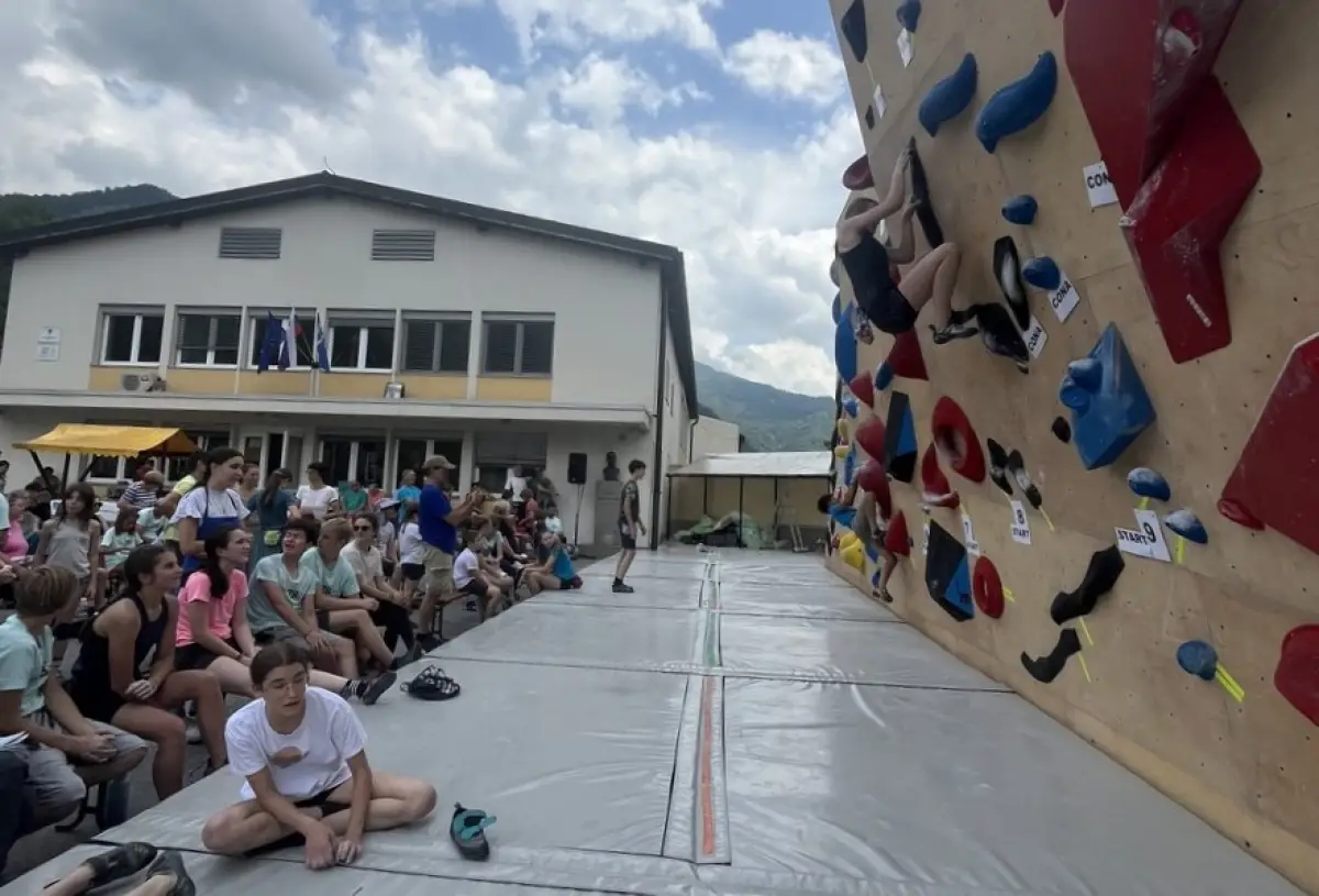 PLEZALNI SPEKTAKEL V KOBARIDU BO PONOVNO ZDRUŽIL ŠPORT IN ŠTRUKLJE