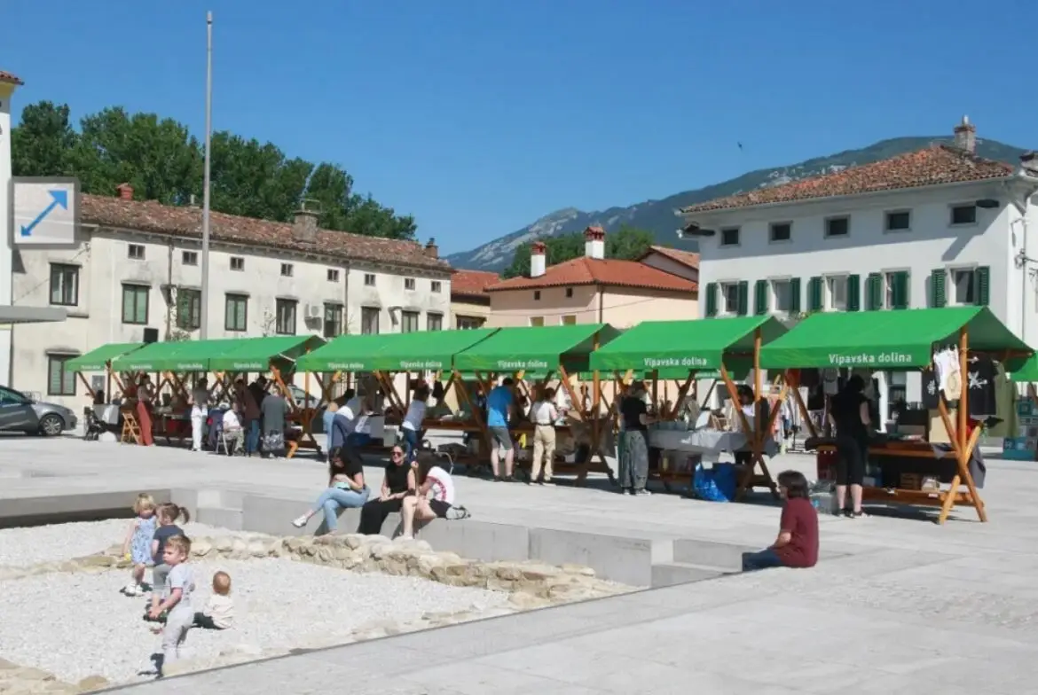 ART MARKET ZNOVA OŽIVLJA LAVRIČEV TRG