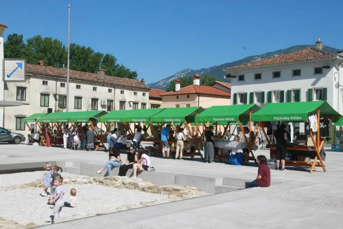 ART MARKET ZNOVA OŽIVLJA LAVRIČEV TRG