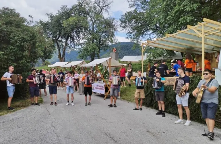 ŠE EN ŽIVAHEN DAN POD KOJCO
