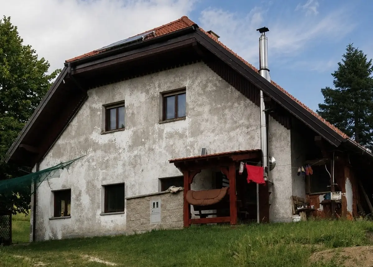 LUČ ŠE V ZADNJI HIŠI V VASI JAVORNIK